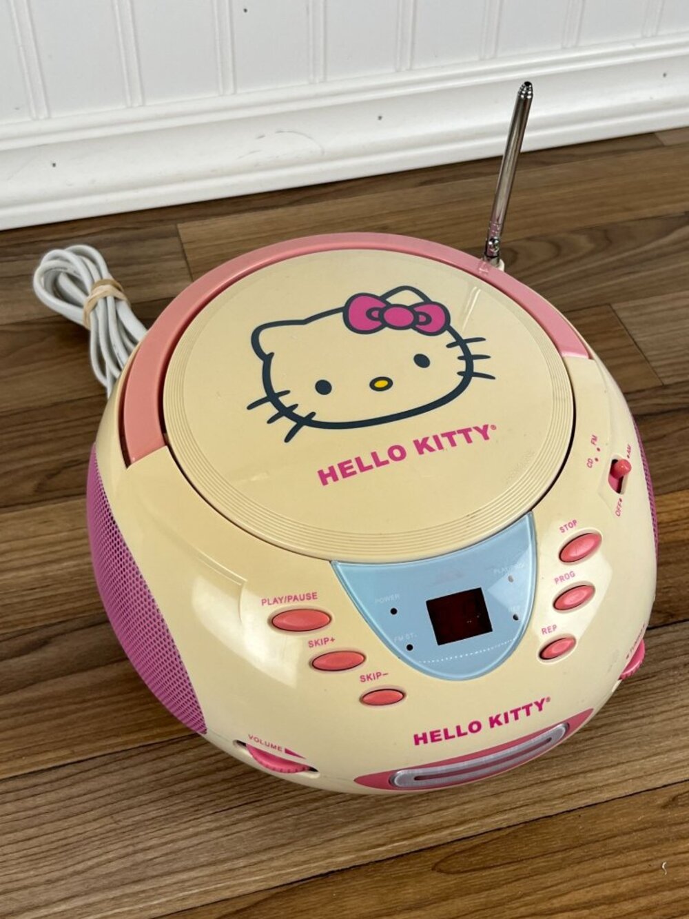 Hello Kitty Pink KT2024A Stereo AM /FM CD Player Boombox Radio For Parts Read. - Picture 3 of 10